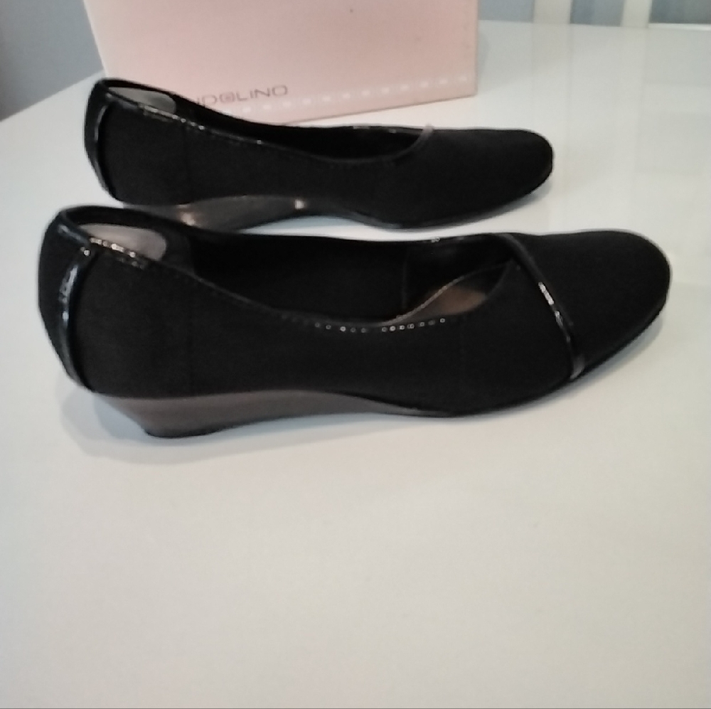 Bandolino Women's Black Wedge Shoes - Picture 5 of 11